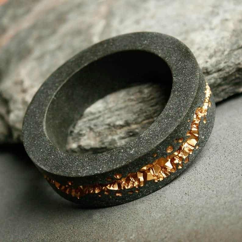 Bangle made from concrete and gold pigments