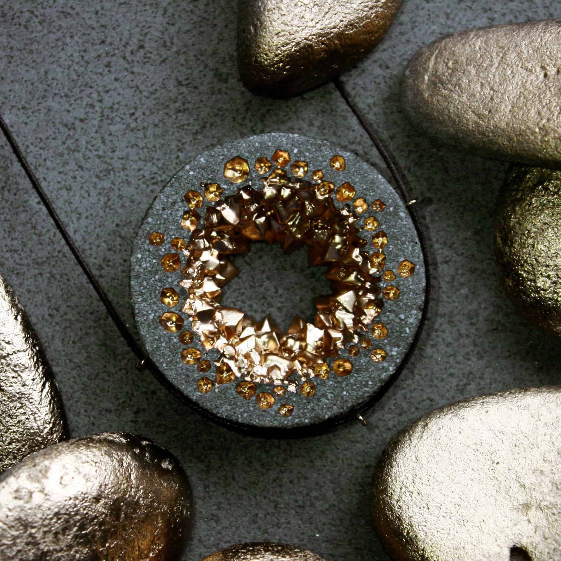 Pendant made from concrete and gold pigments