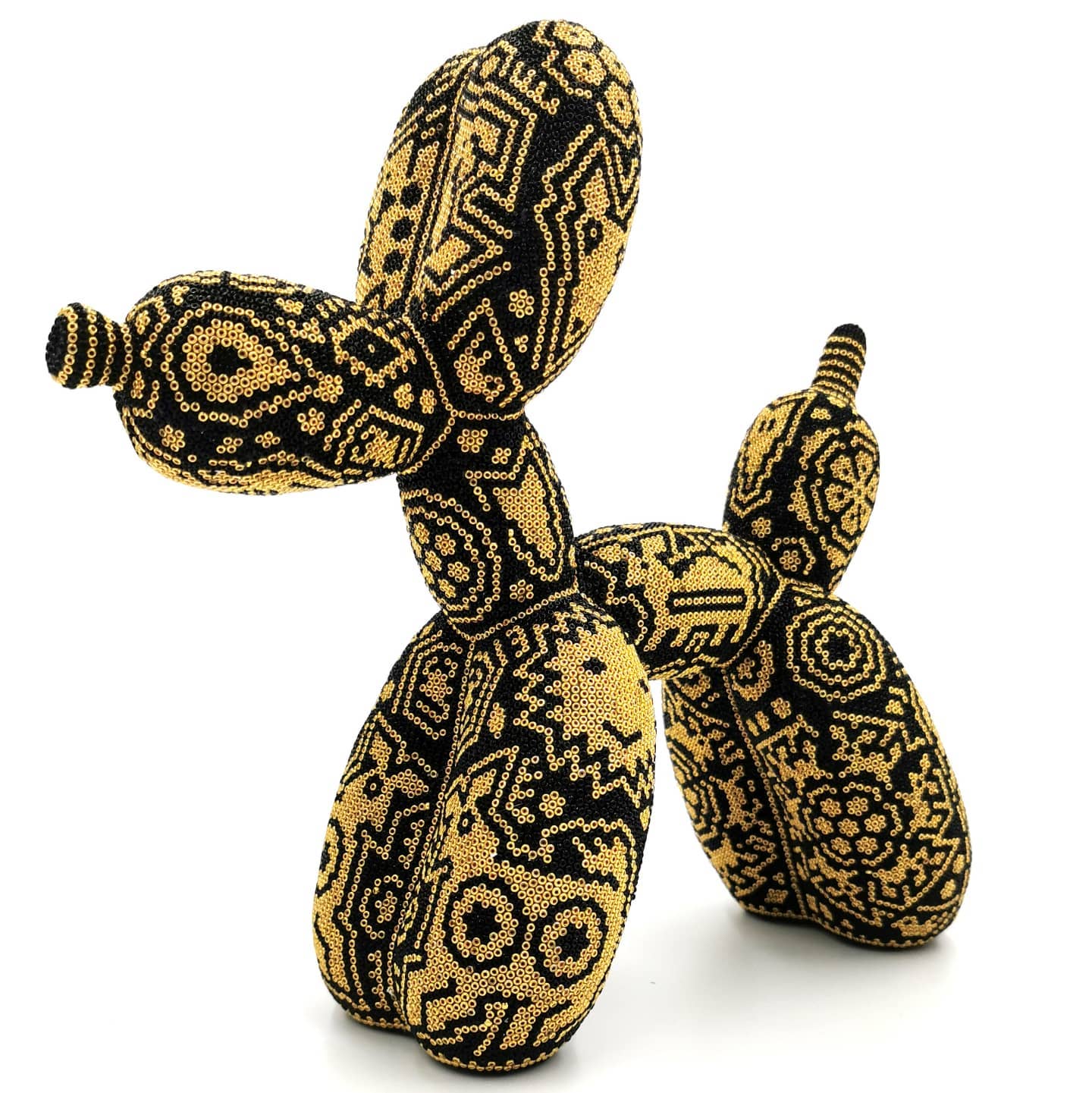 Golden Balloon Dog by Espacio Kanuwa