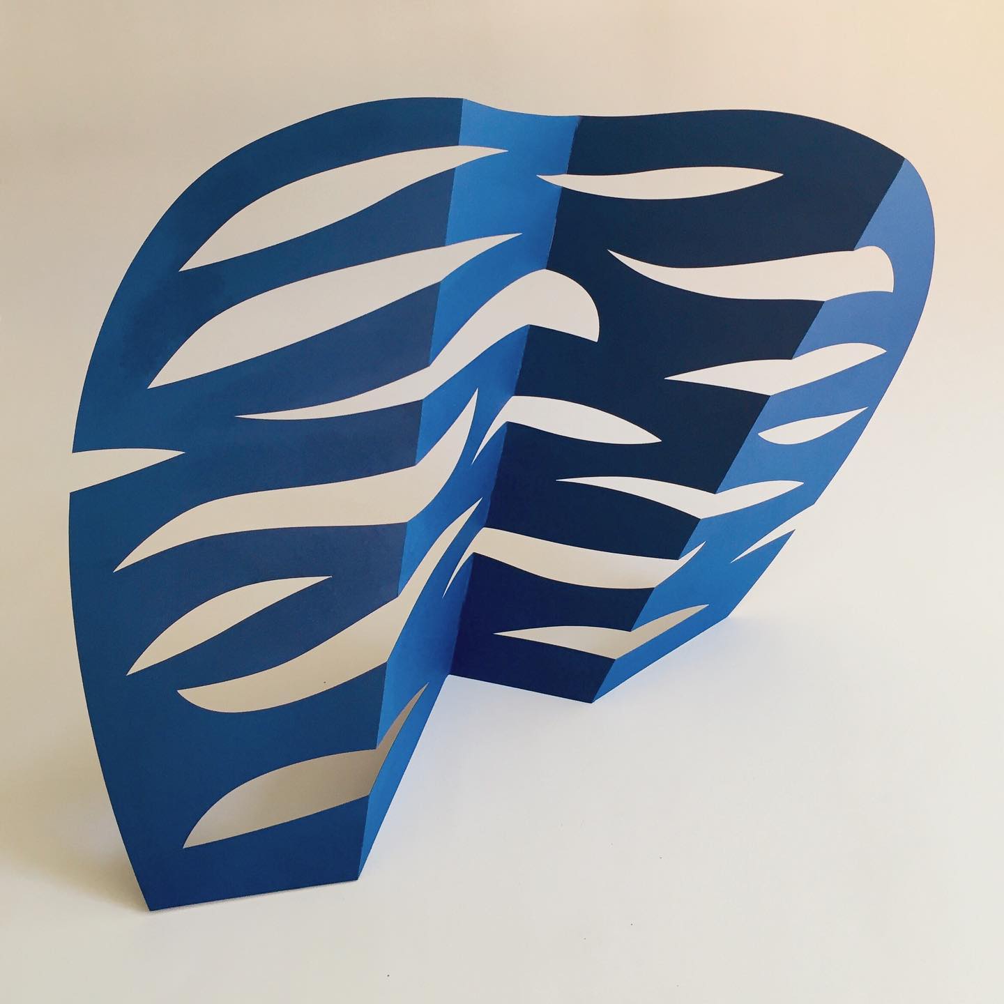 Form liquide by Atanas Mihihaltchev